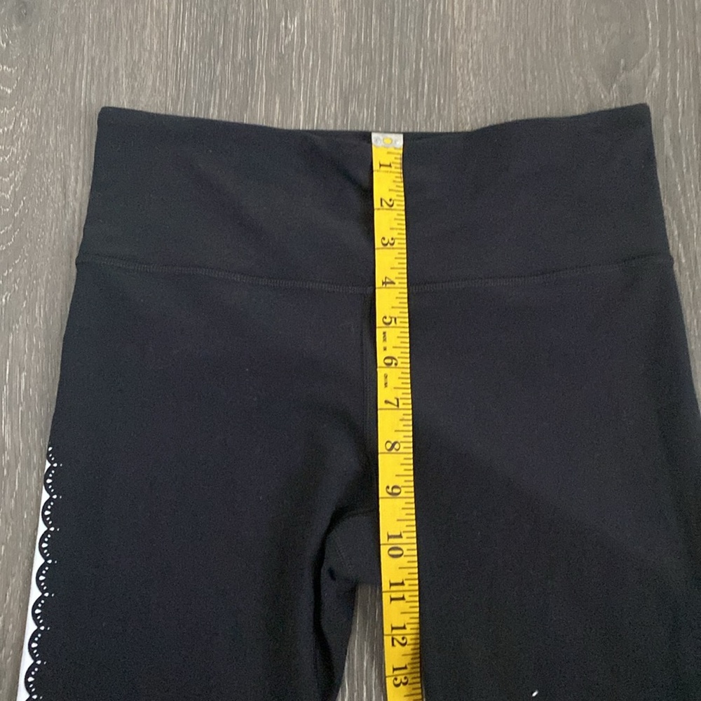 Athleta Elation Scallop Capri Leggings Women’s Medium Black White Yoga - Picture 7 of 11